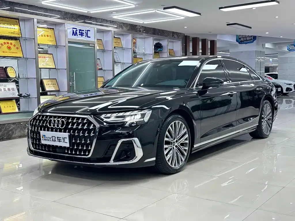 Audi A8 — фото 1
