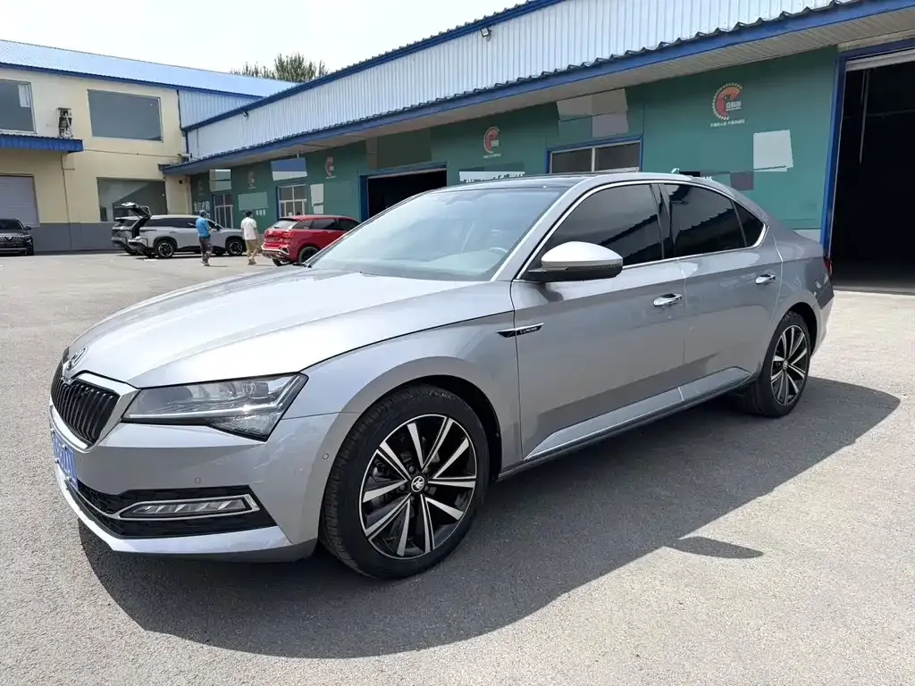 Skoda Superb — фото 1