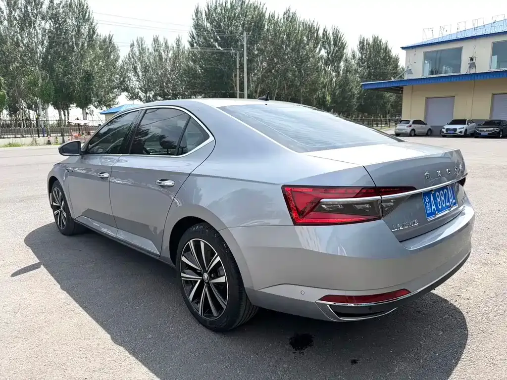 Skoda Superb — фото 10