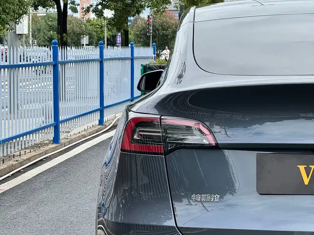 Tesla Model Y — фото 5