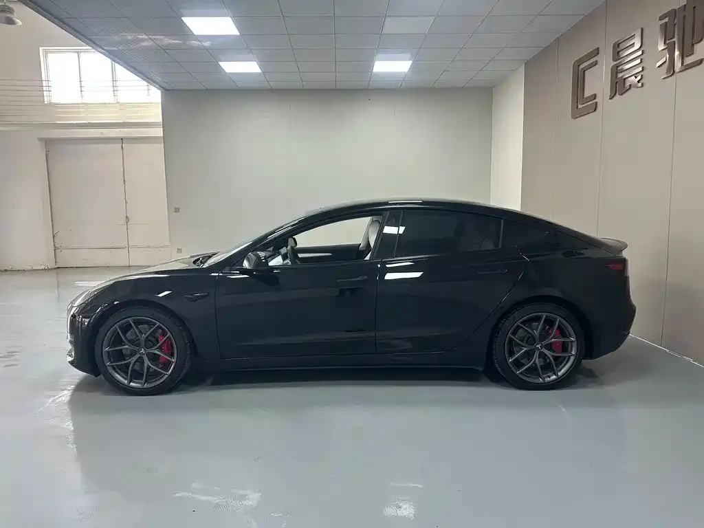Tesla Model 3 — фото 2