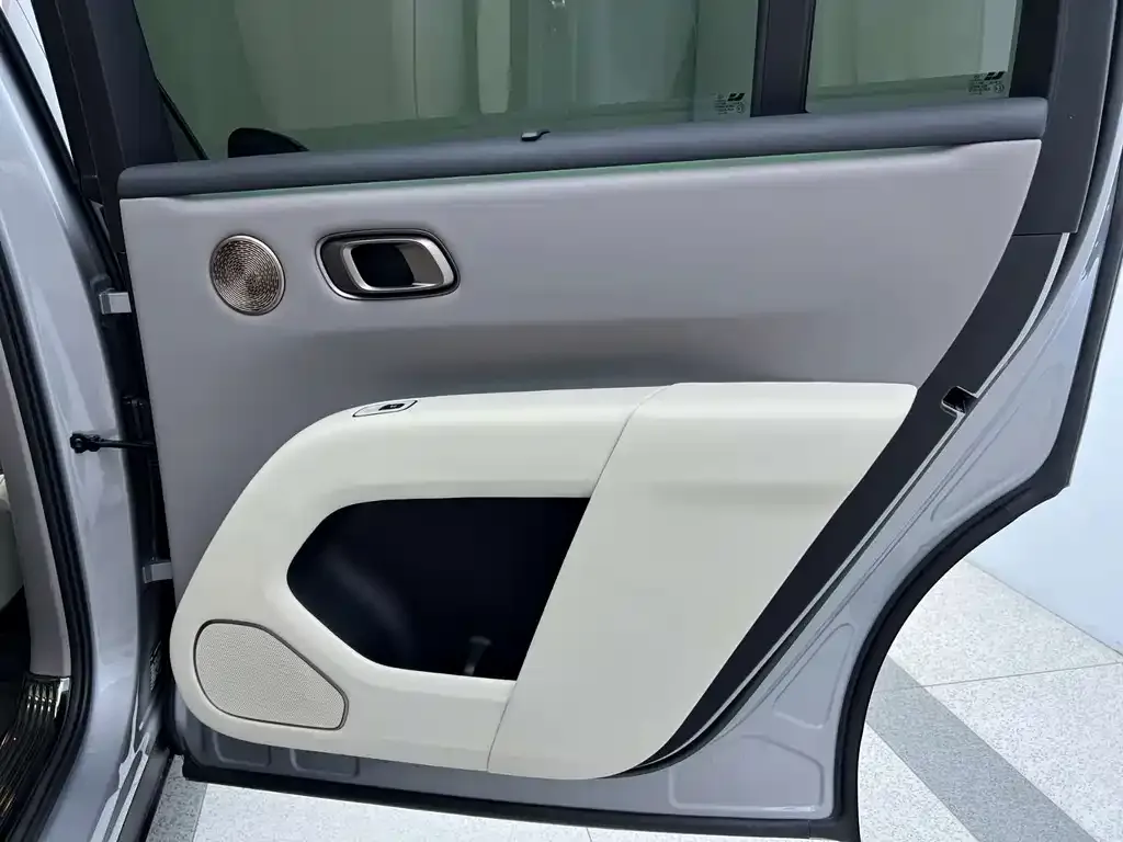 Li Auto i8 — фото 7