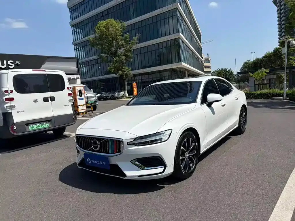Volvo S60 — фото 1