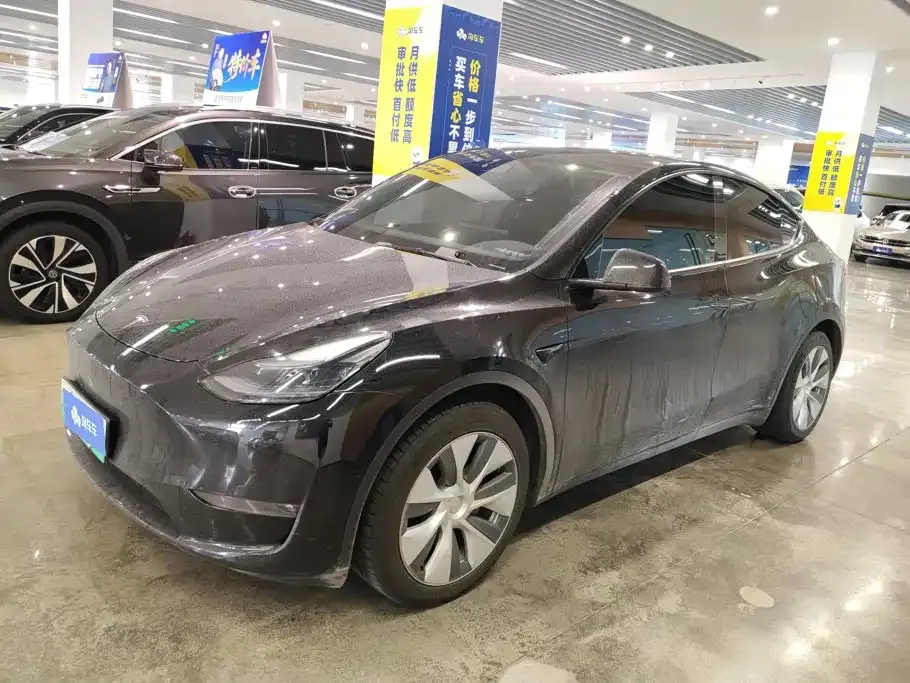 Tesla Model Y — фото 1