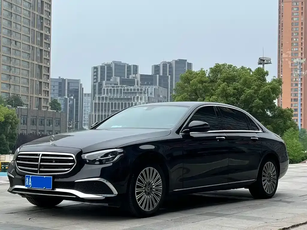 Mercedes-Benz E-Class — фото 1