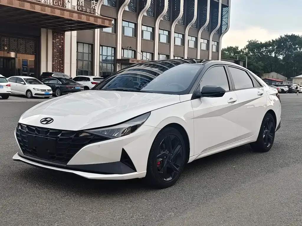 Hyundai Elantra — фото 1