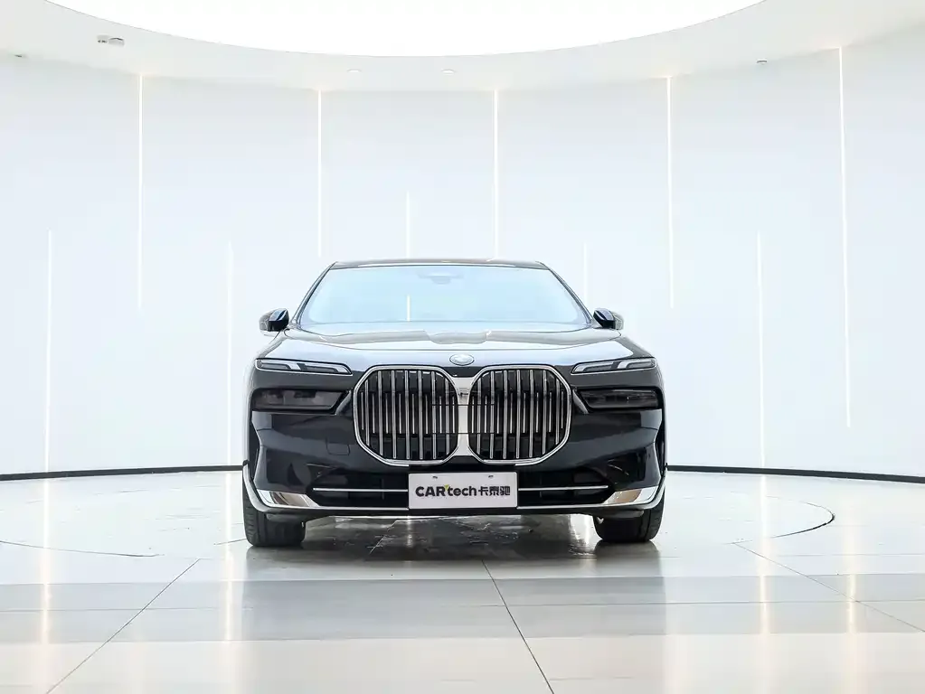 BMW 7 Series — фото 1