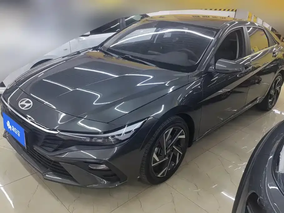 Hyundai Elantra — фото 1