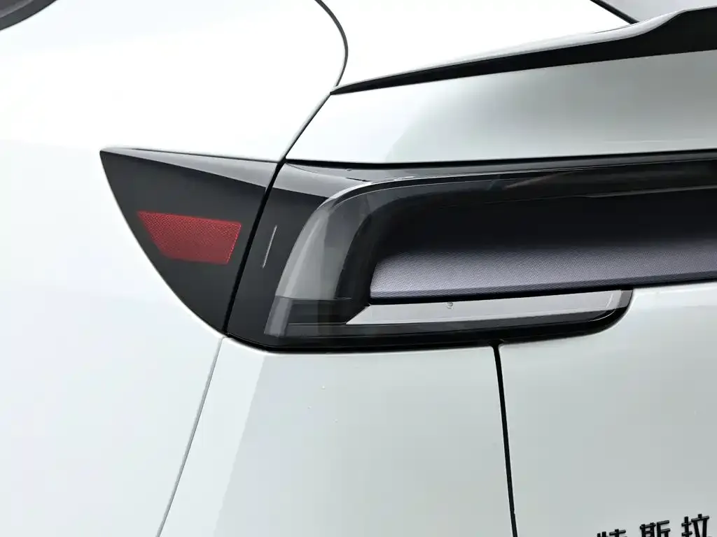 Tesla Model Y L — фото 7