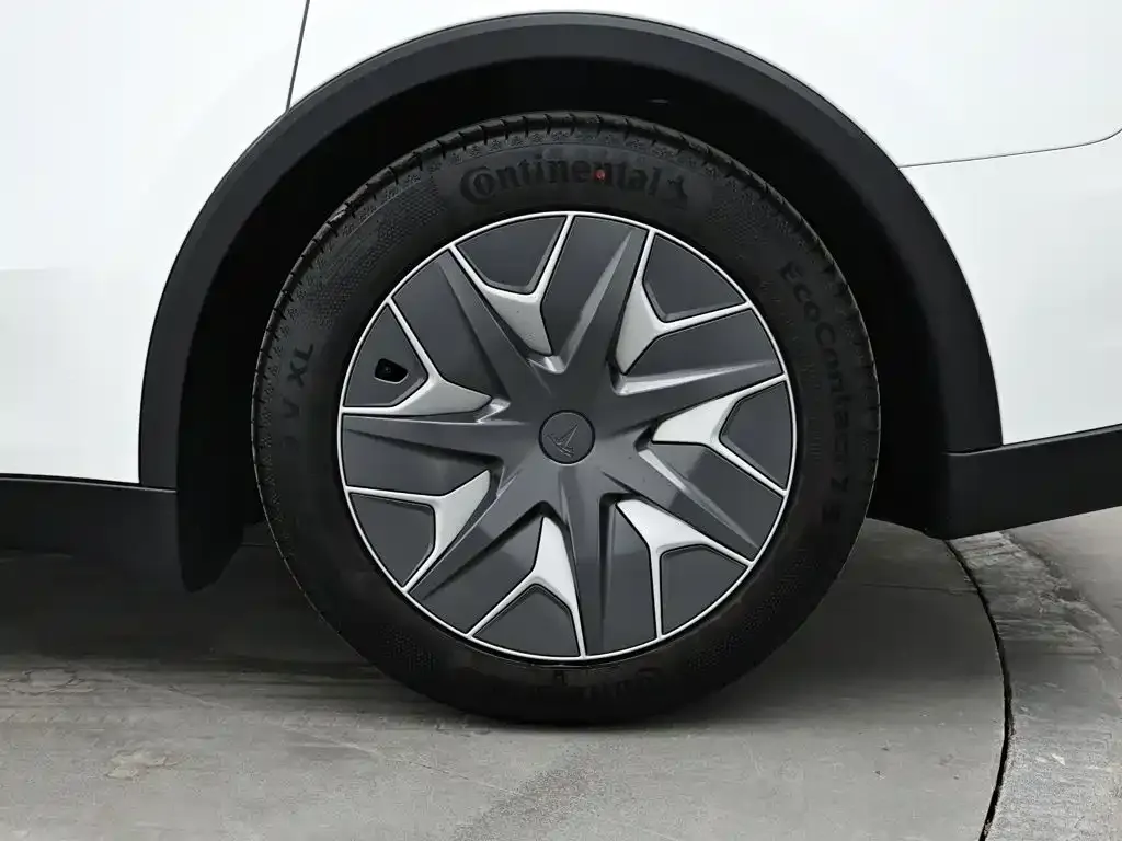 Tesla Model Y L — фото 9