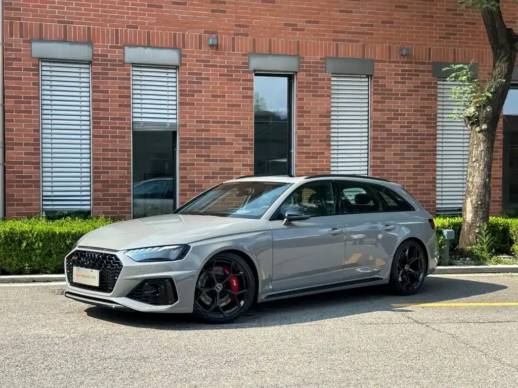 Audi RS 4 — фото 1