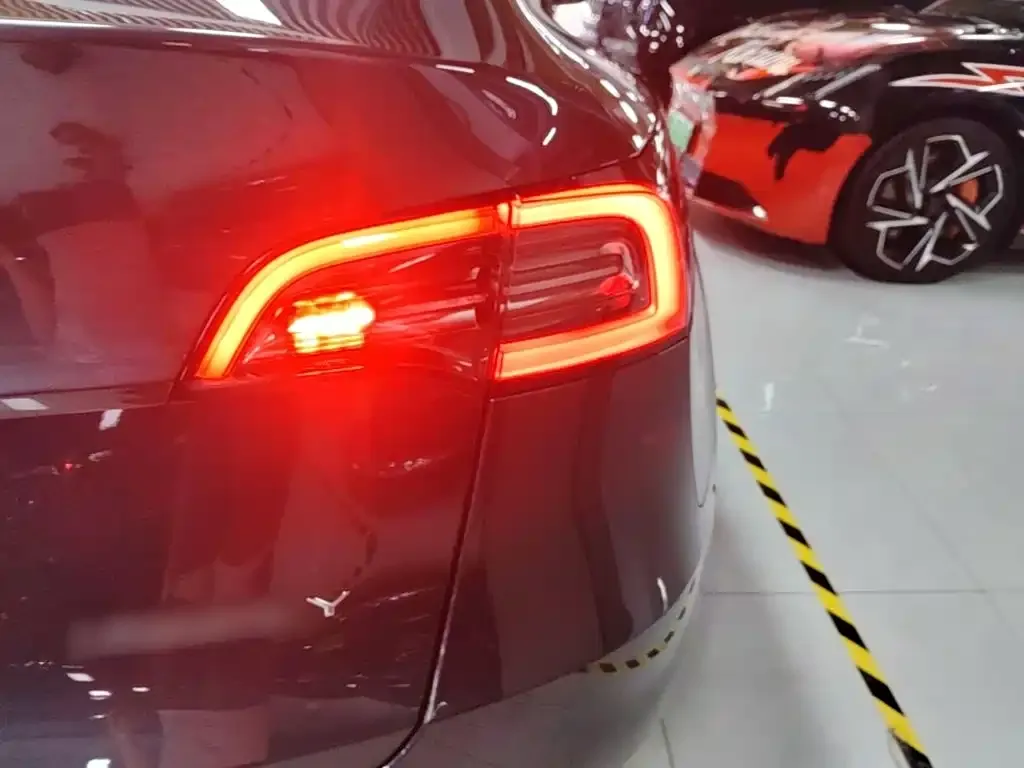 Tesla Model Y — фото 2