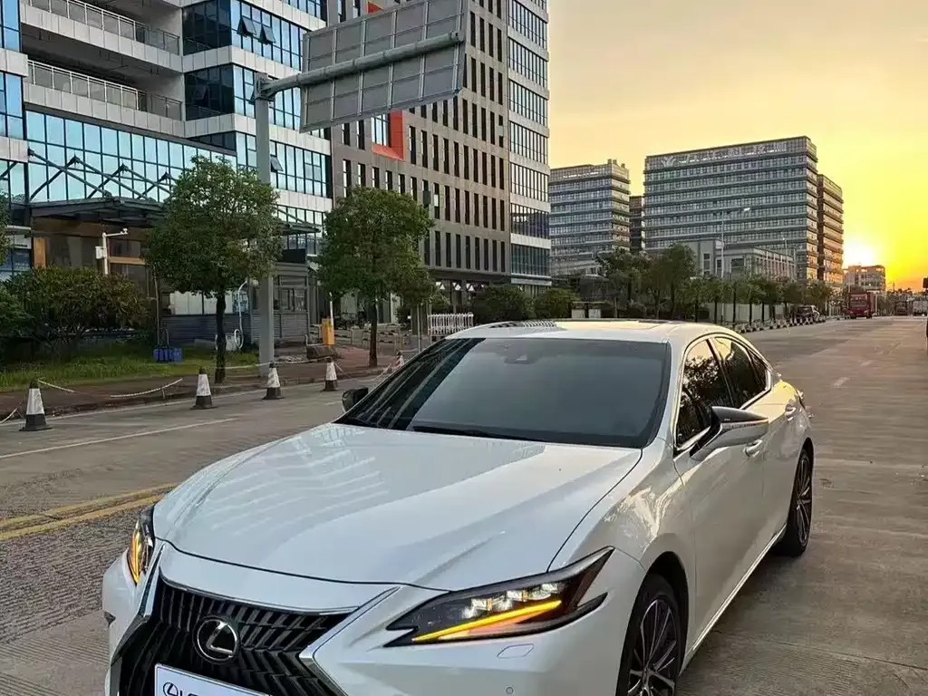 Lexus ES — фото 1
