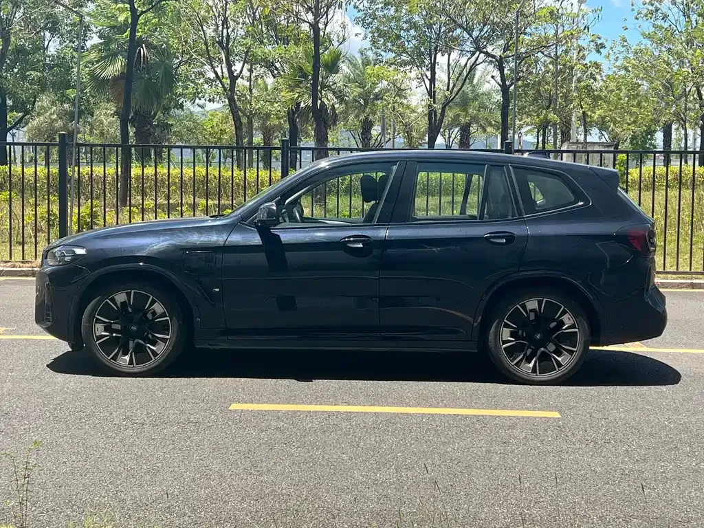 BMW iX3 — фото 10
