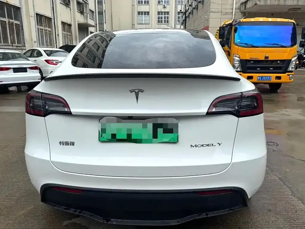 Tesla Model Y — фото 9