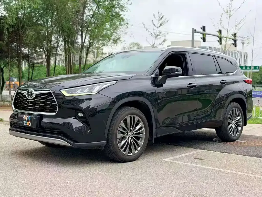 Toyota Highlander — фото 1