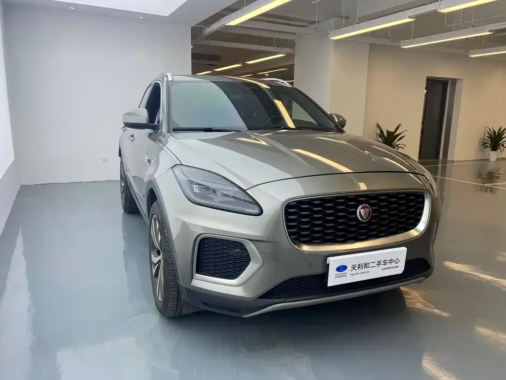 Jaguar E-PACE — фото 8