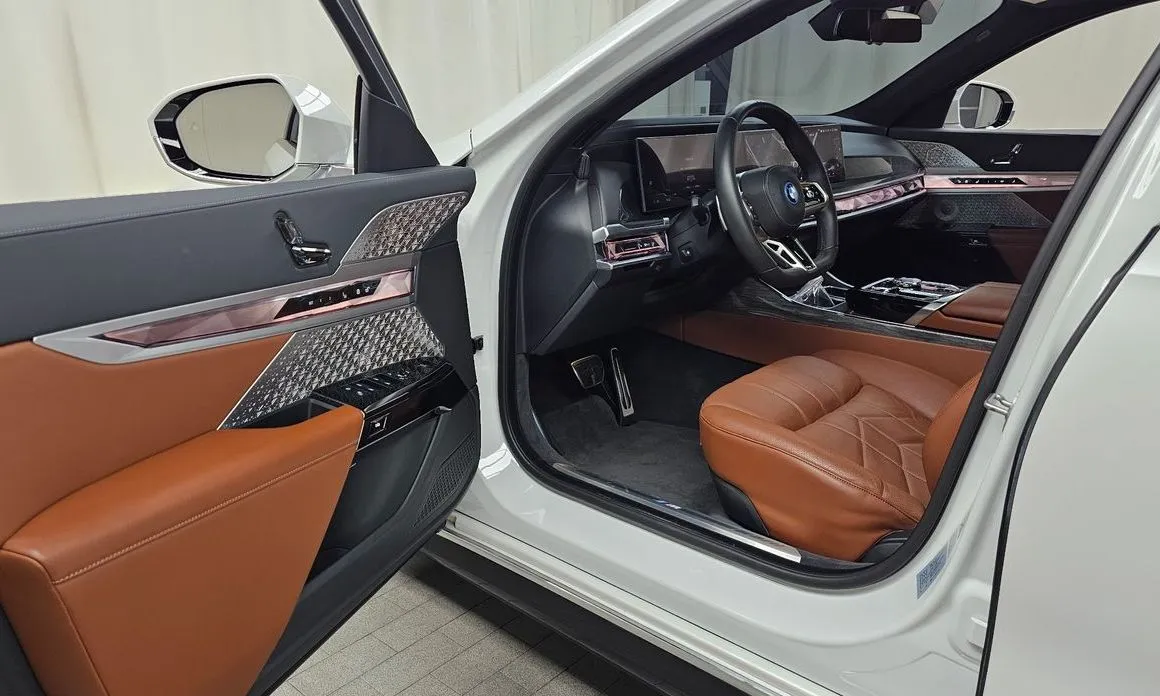 BMW i7 — фото 9