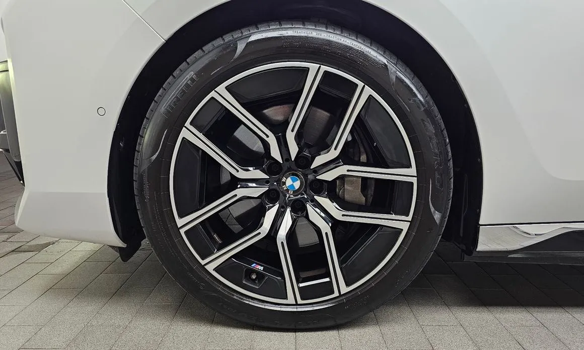 BMW i7 — фото 7