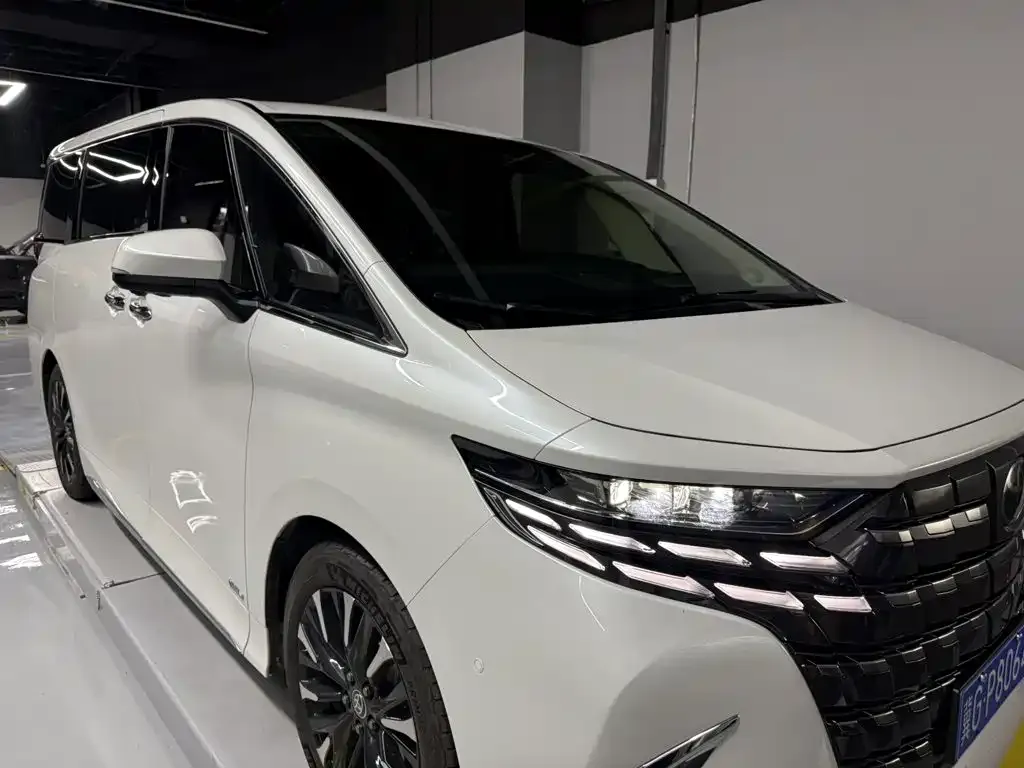 Toyota Alphard — фото 1