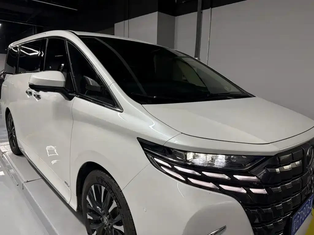 Toyota Alphard — фото 4