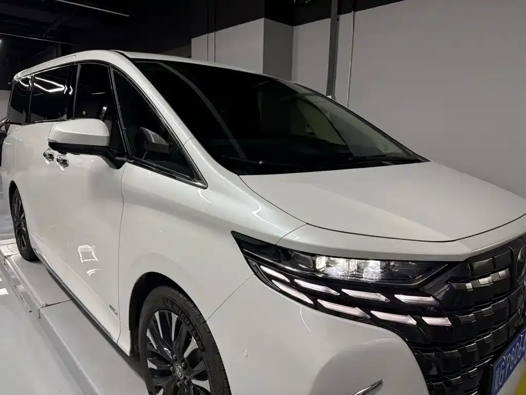 Toyota Alphard — фото 5