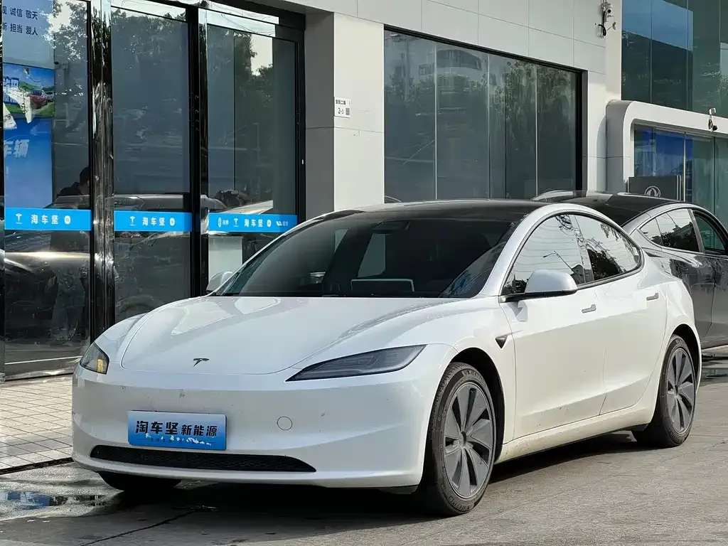 Tesla Model 3 — фото 1