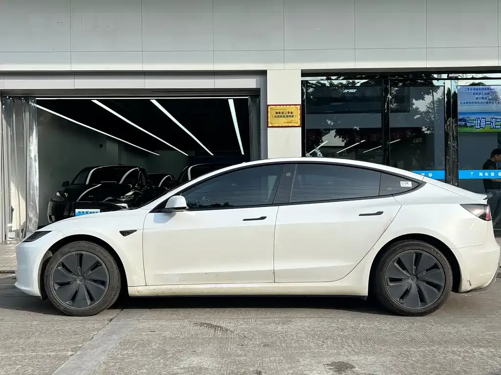 Tesla Model 3 — фото 9