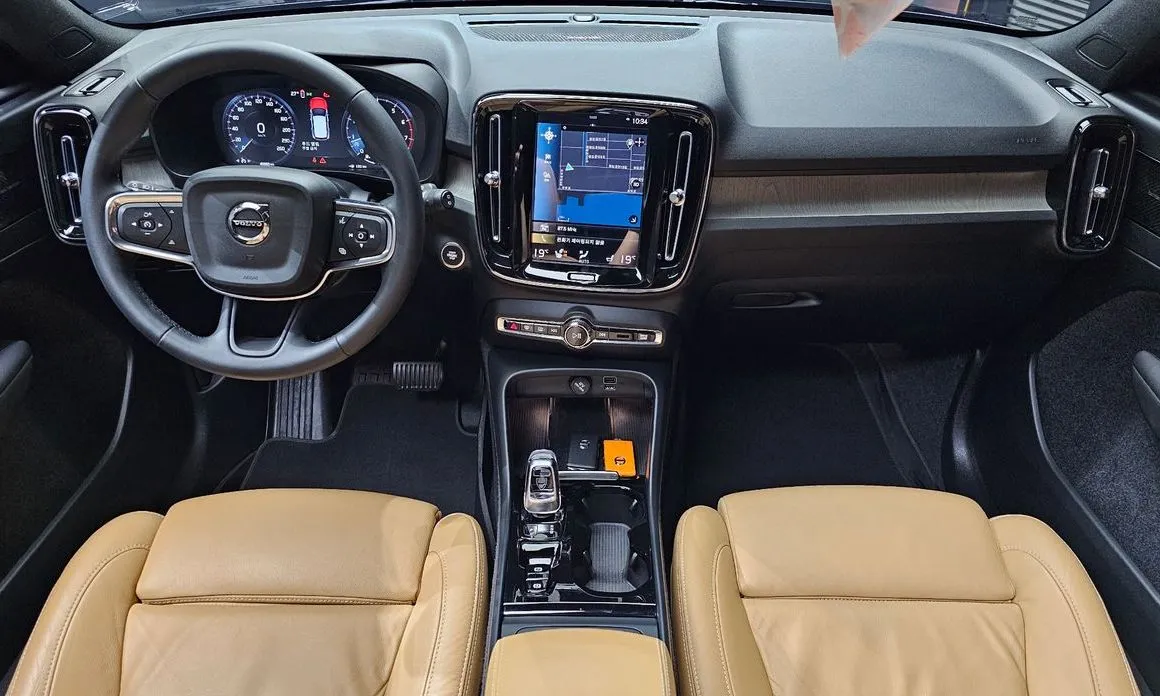 Volvo XC40 — фото 9