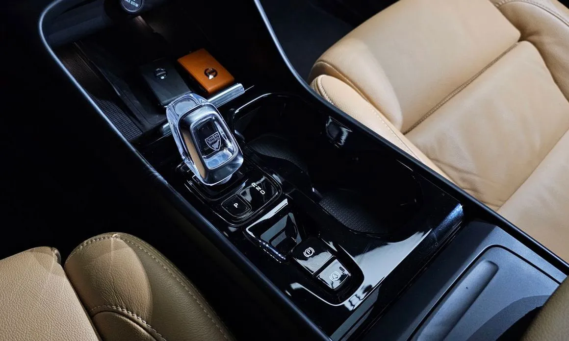 Volvo XC40 — фото 10