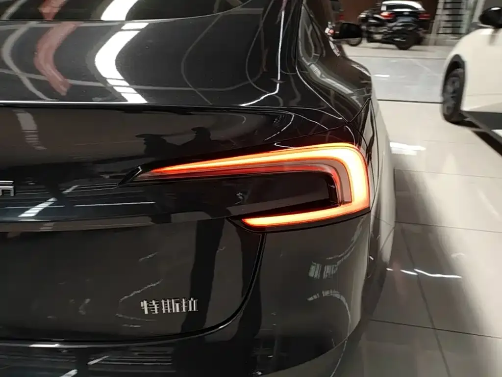 Tesla Model 3 — фото 4