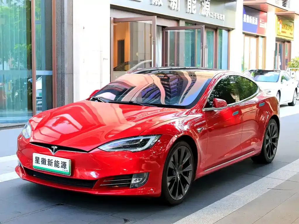 Tesla Model S — фото 1