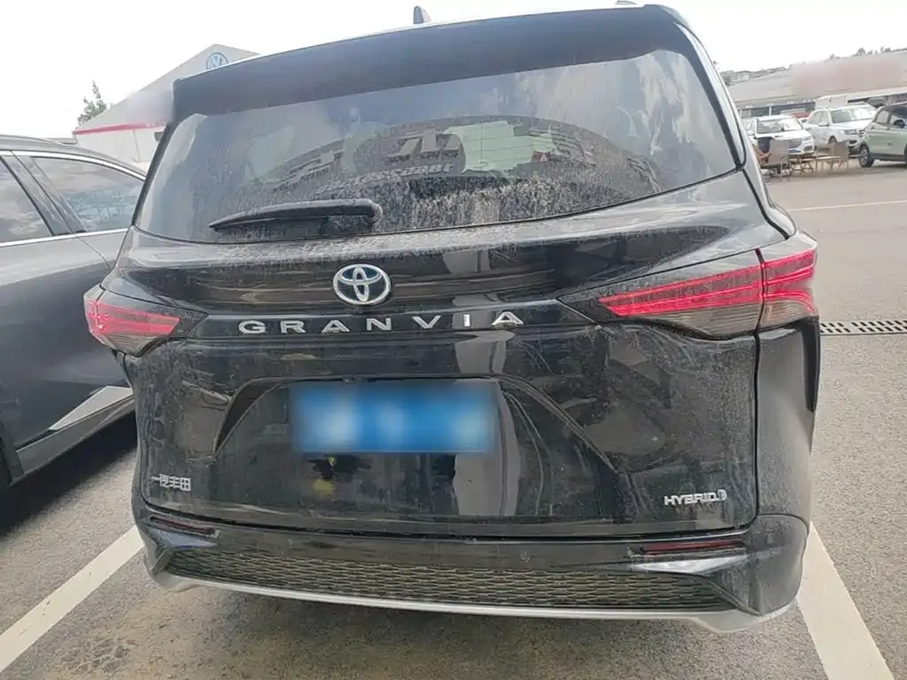 Toyota Granvia — фото 2