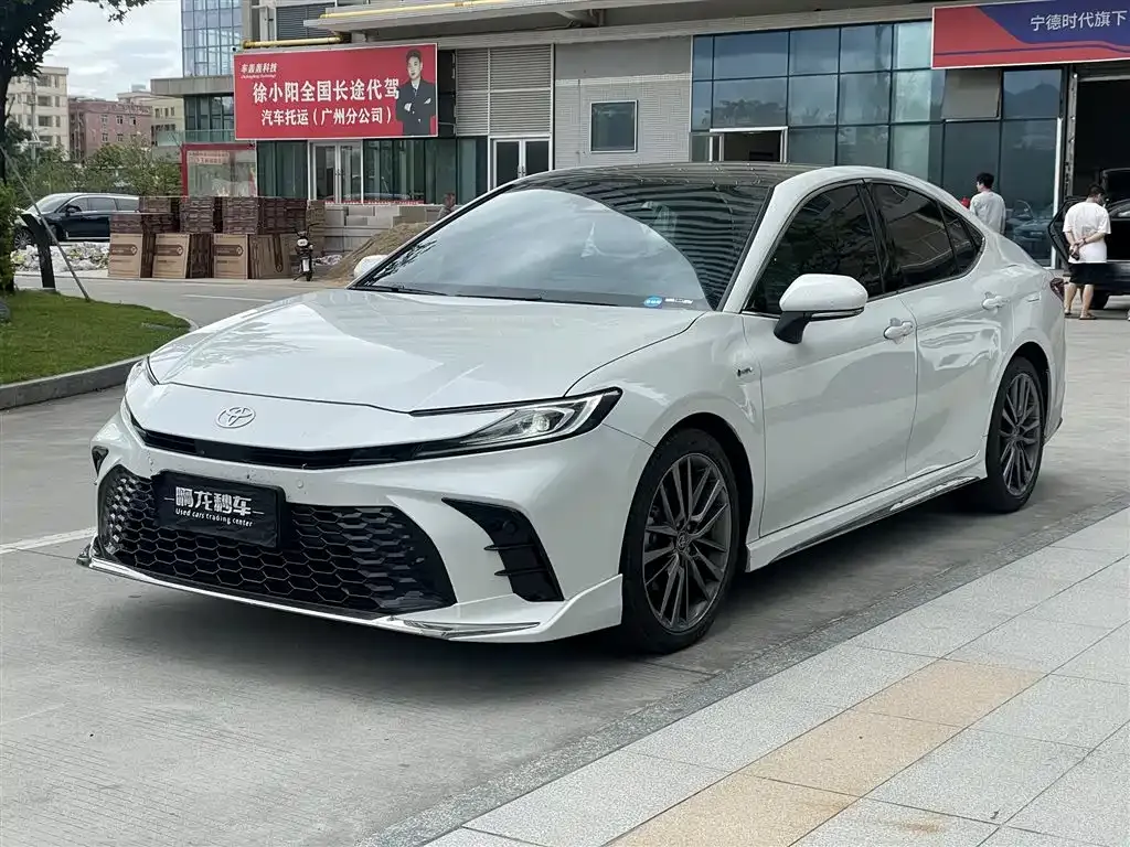 Toyota Camry — фото 1