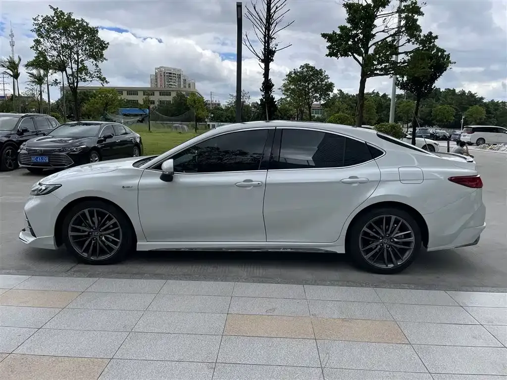 Toyota Camry — фото 10