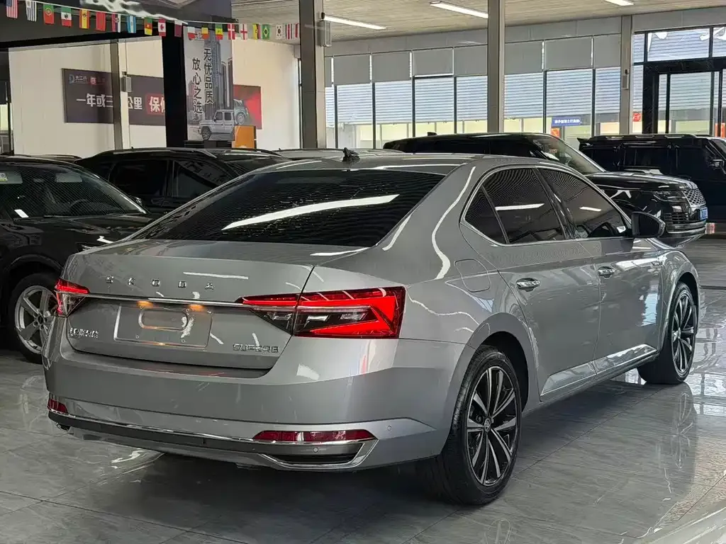 Skoda Superb — фото 9