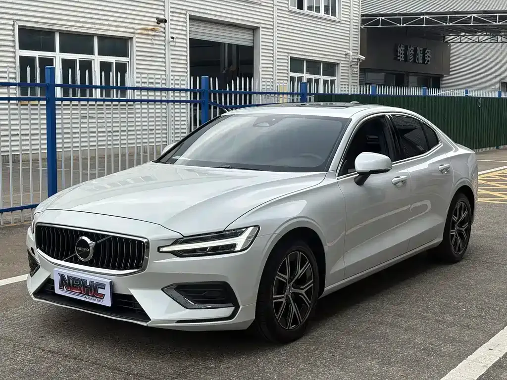 Volvo S60 — фото 1