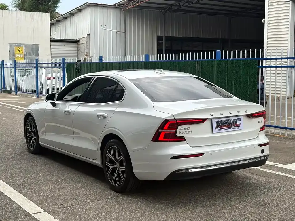 Volvo S60 — фото 8