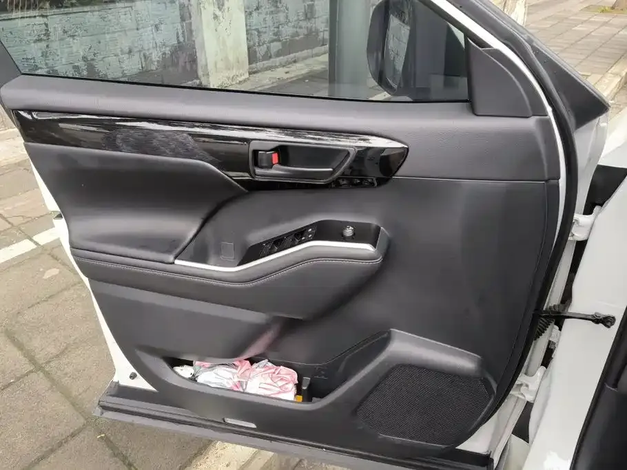 Toyota Highlander — фото 10