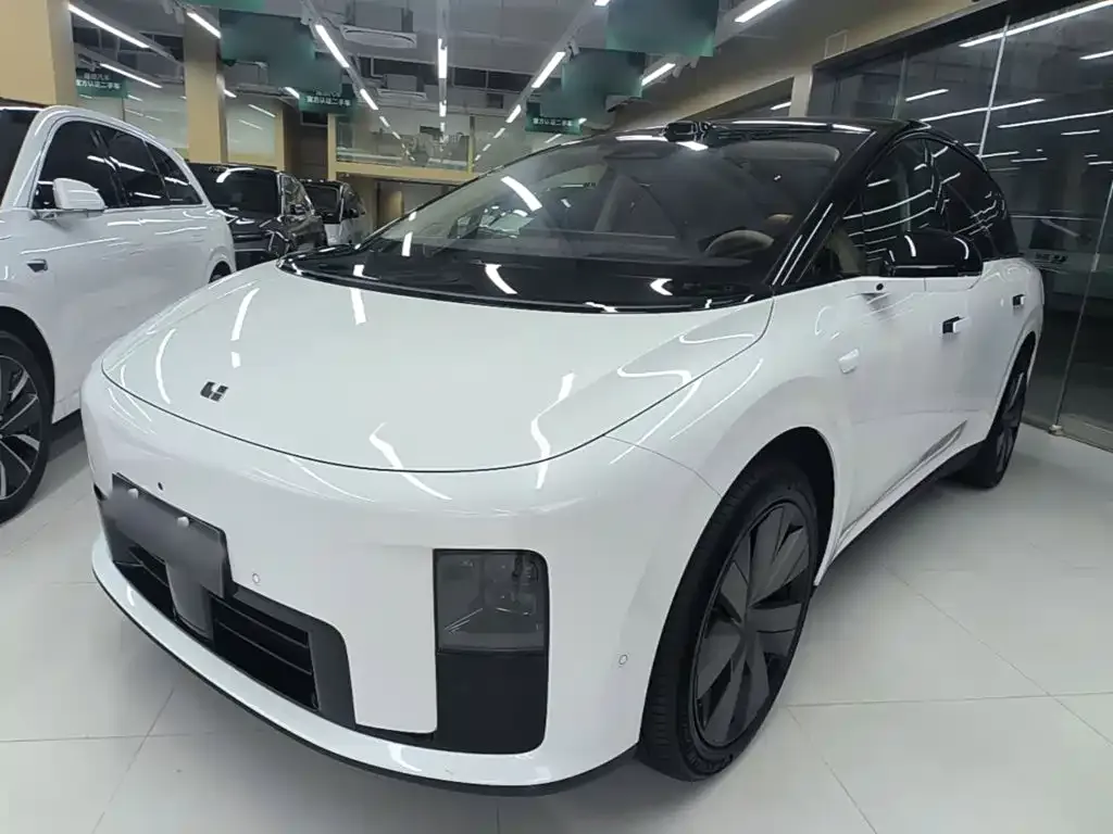 Li Auto i8 — фото 1