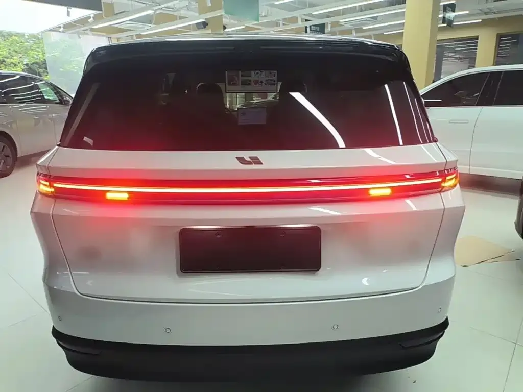 Li Auto i8 — фото 8