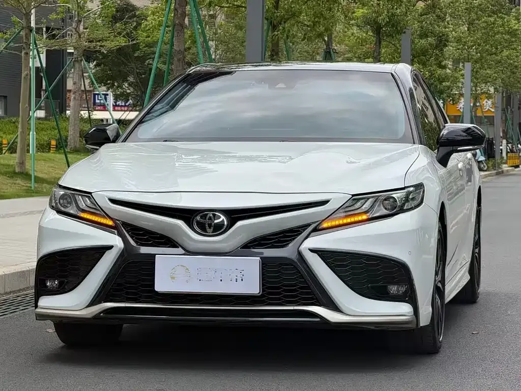 Toyota Camry — фото 1