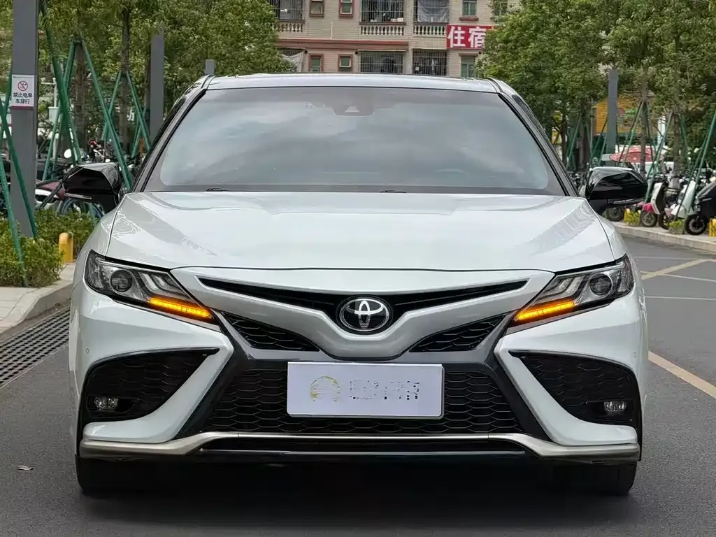 Toyota Camry — фото 9