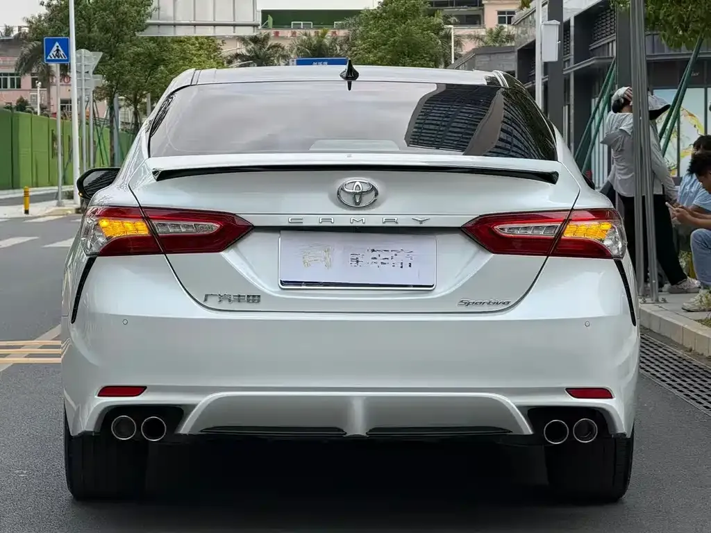 Toyota Camry — фото 6
