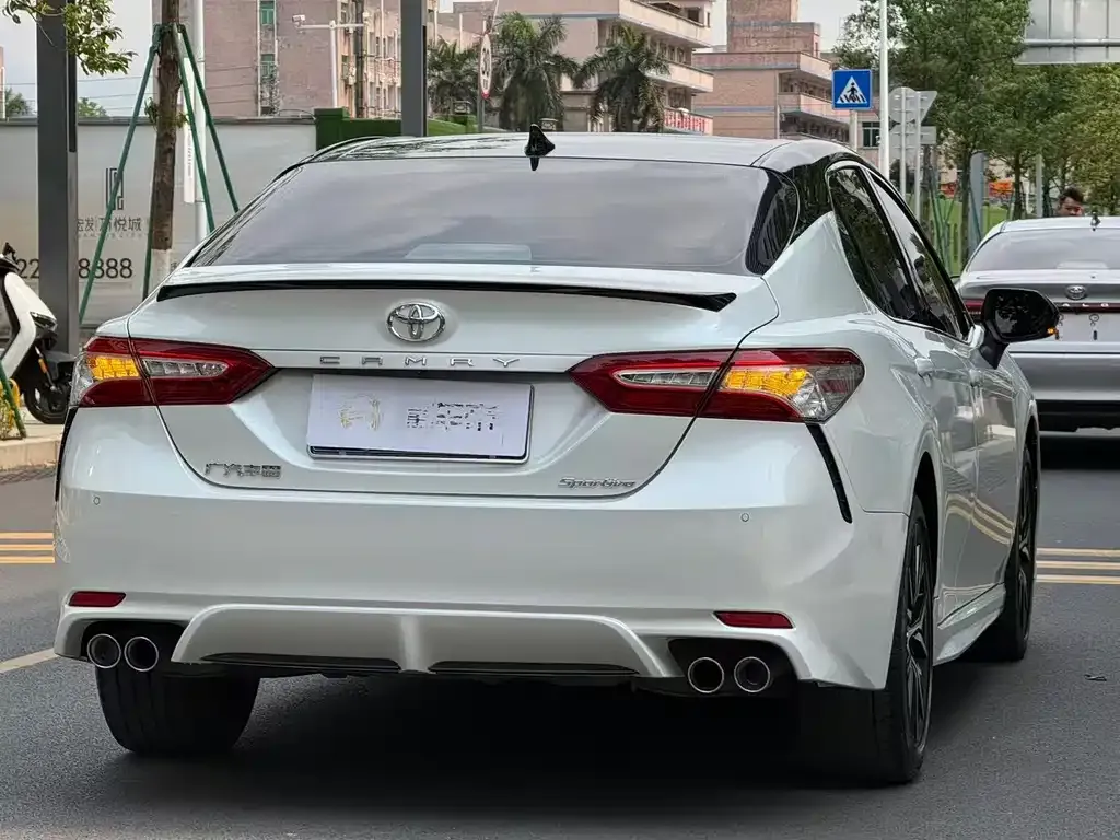 Toyota Camry — фото 8