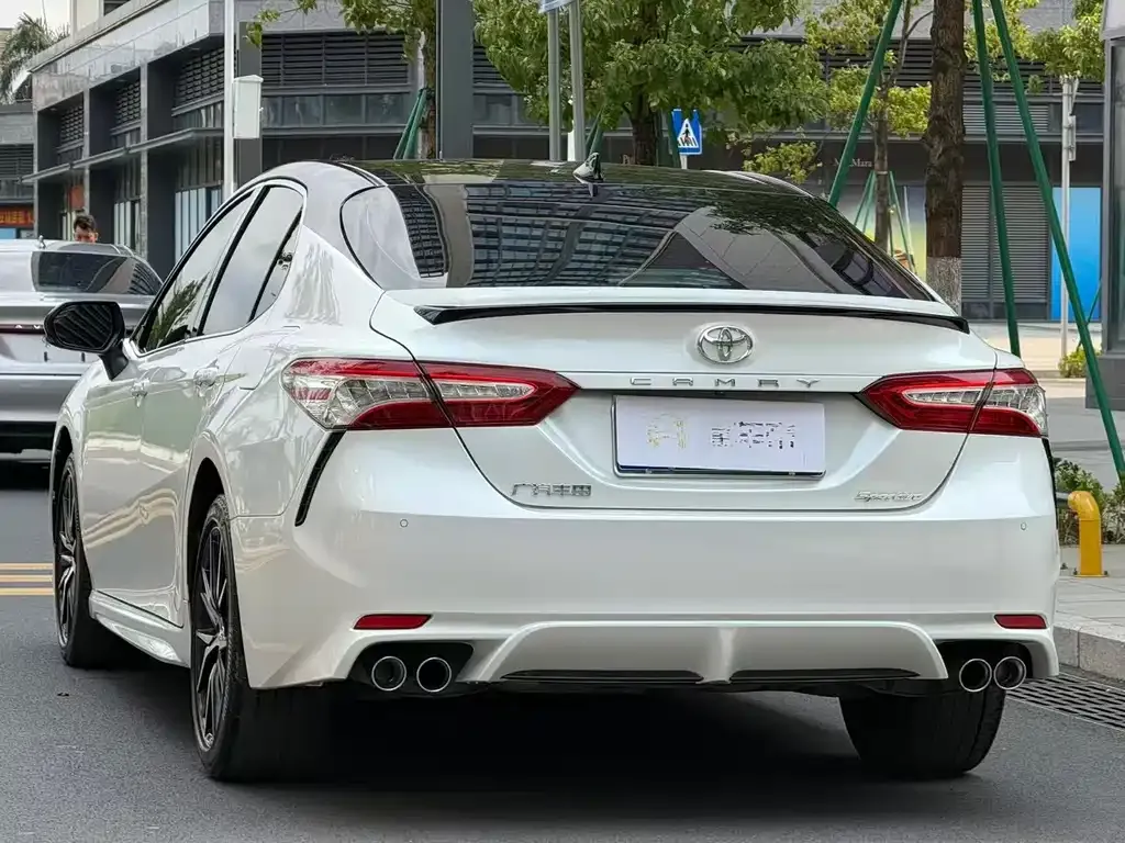 Toyota Camry — фото 5