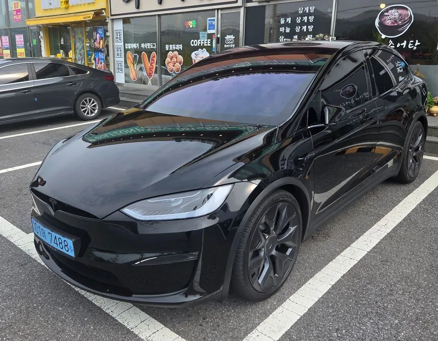Tesla Model X — фото 1