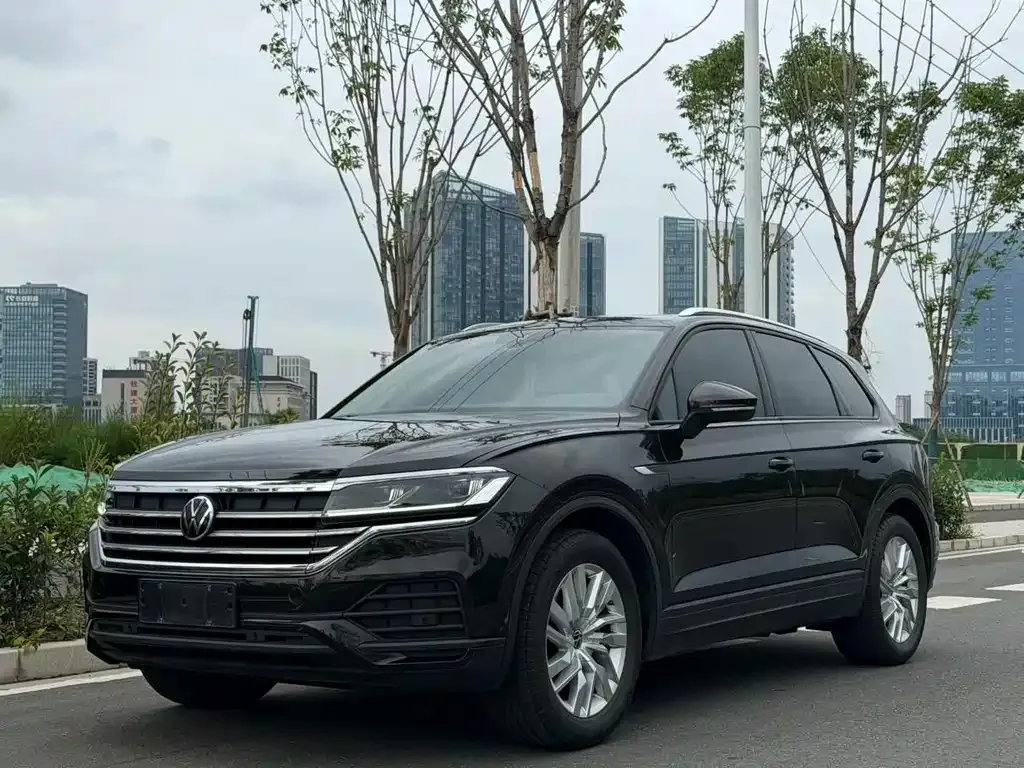 Volkswagen Touareg — фото 1