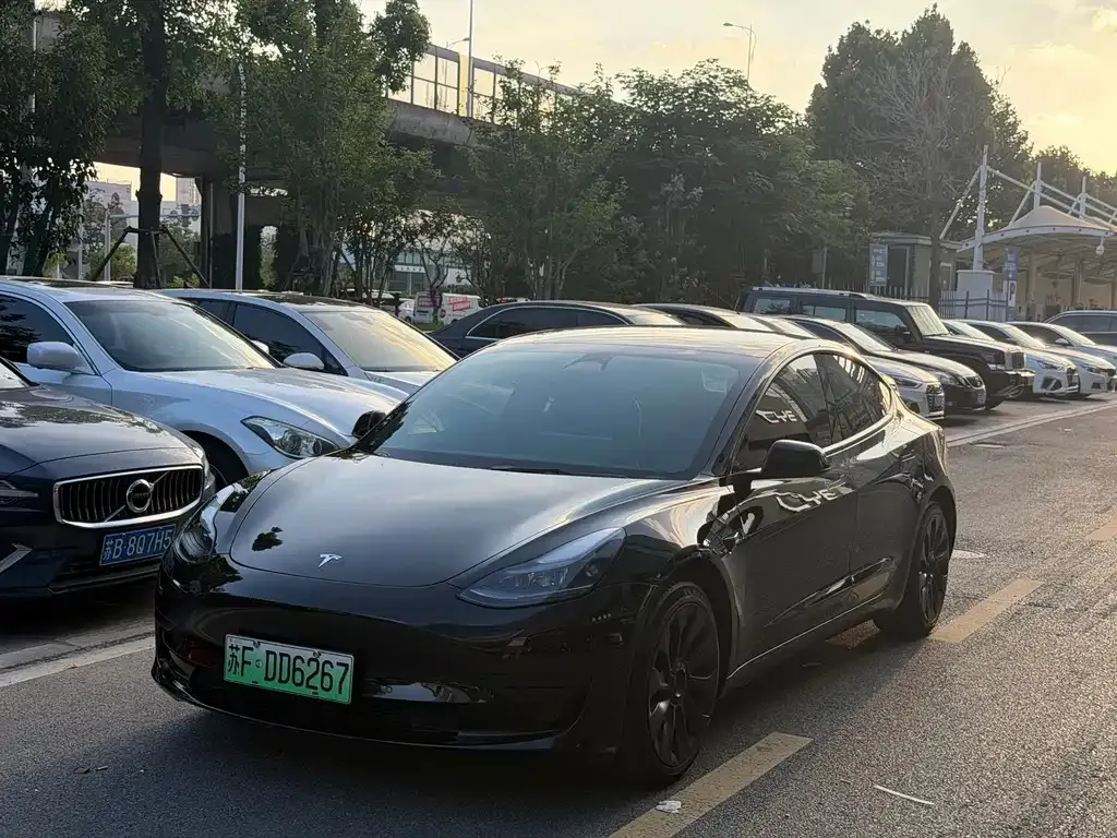 Tesla Model 3 — фото 1