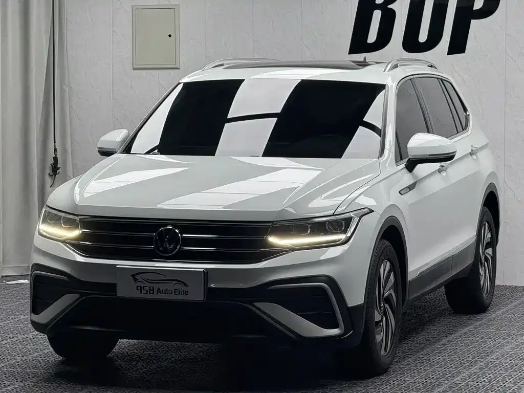 Volkswagen Tiguan L — фото 1